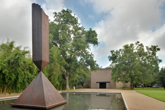 Barnett Newman&#039;s &#039;Broken Obelisk&#039; in front of the Rothko Chapel, Houston.