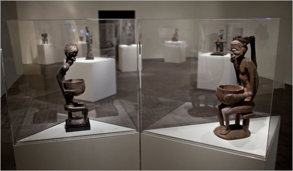 Two bowl-holding Zua sculptures from the late 19th century are reunited after 76 years.