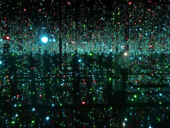 Yayoi Kusama&#039;s &#039;Infinity Mirrored Room- Filled With the Brilliance of Life&#039; at Tate Modern.