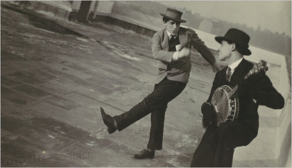 T. Lux Feininger&#039;s 1927 photo “Charleston on the Bauhaus Roof,” showing the artist Xanti Schawinsky with Clemens Röseler on banjo.