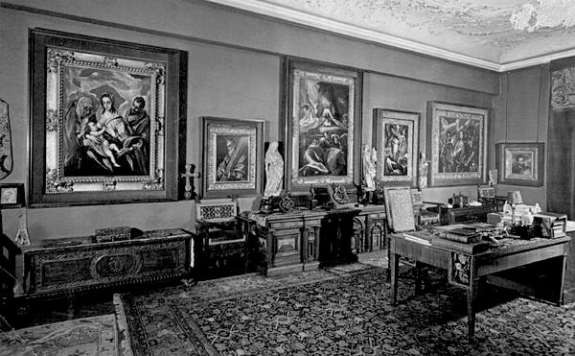 El Greco paintings hang in Baron Mor Lipot Herzog&#039;s study before World War II. Among those pictured are four El Greco paintings in the current lawsuit. 