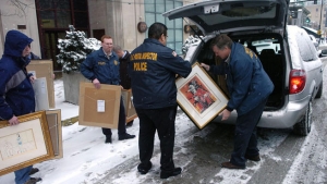 U.S. agents raid Kass/Meridian Gallery in 2008.